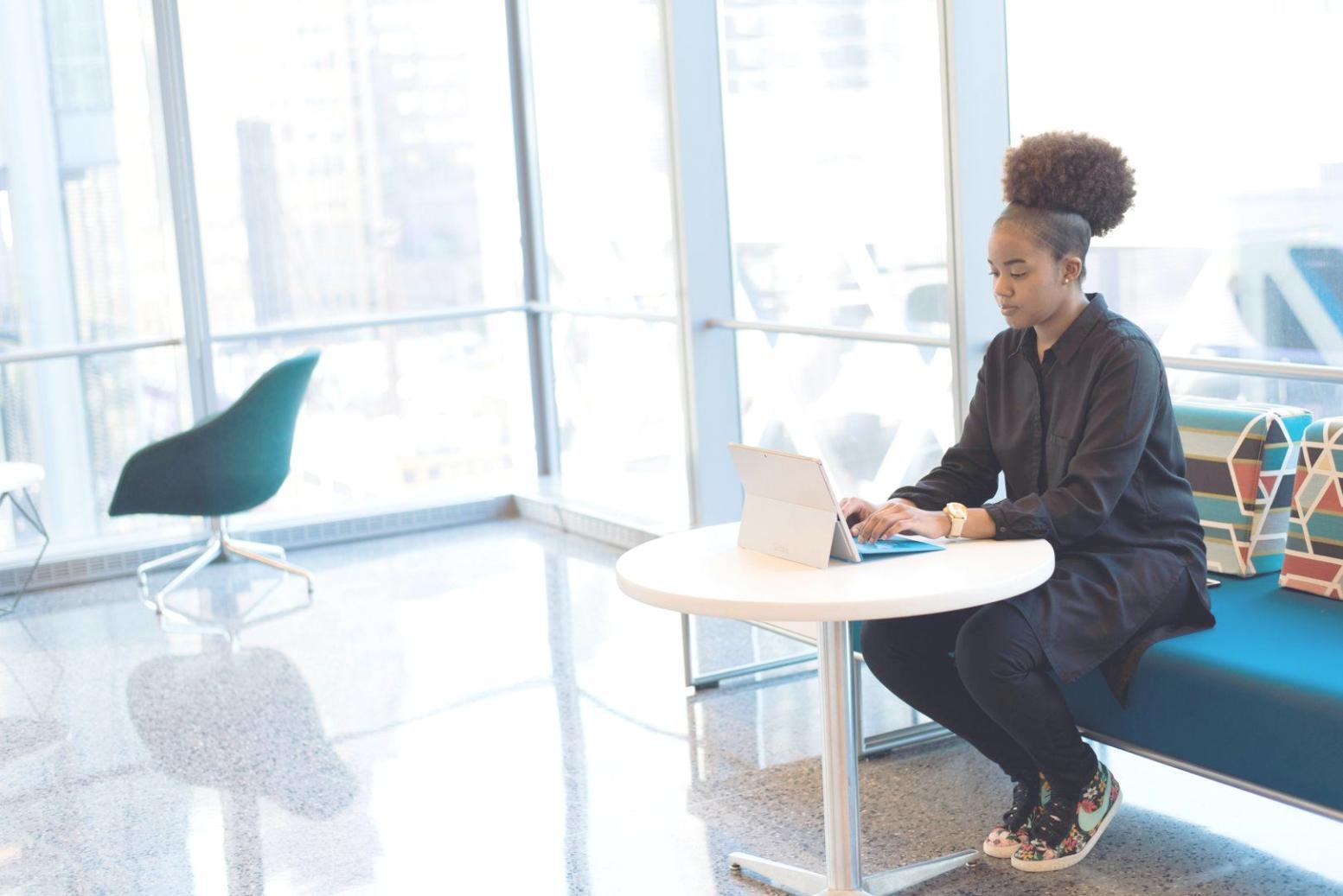 Sesiune de lucru pentru analiza tendințelor financiare cu participanți activi